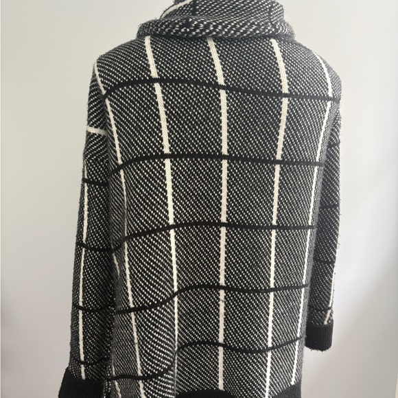 Forever 21 Monochrome Checkered Sweater - Picture 3 of 4